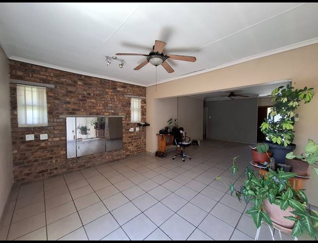 3 BEDROOM HOUSE FOR SALE IN VANDERBIJLPARK SE 6